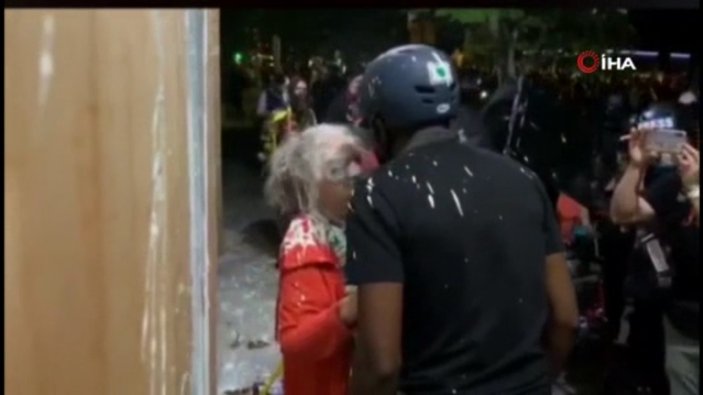 ABD'de 2 yaşlı kadın göstericilerin saldırısına uğradı