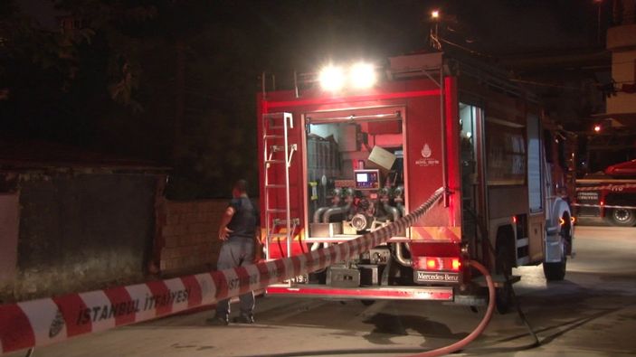 i Ataşehir'de bir gecekonduda yangın çıktı