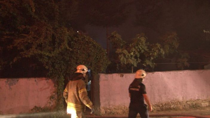 i Ataşehir'de bir gecekonduda yangın çıktı