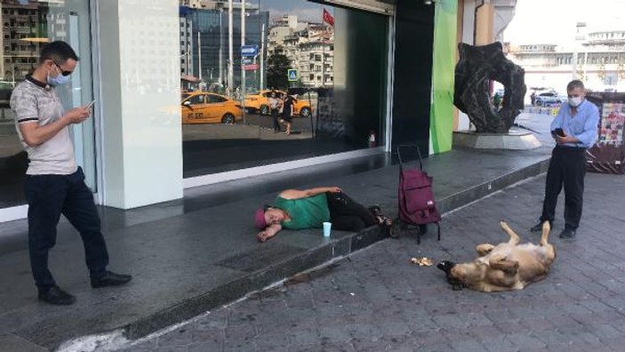 Taksim’de köpeğin vefası: Yalnız bırakmıyor