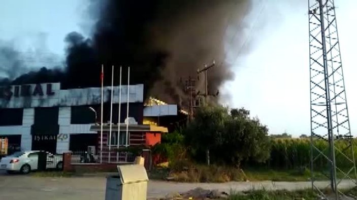 Manisa'da mobilya fabrikasında yangın çıktı