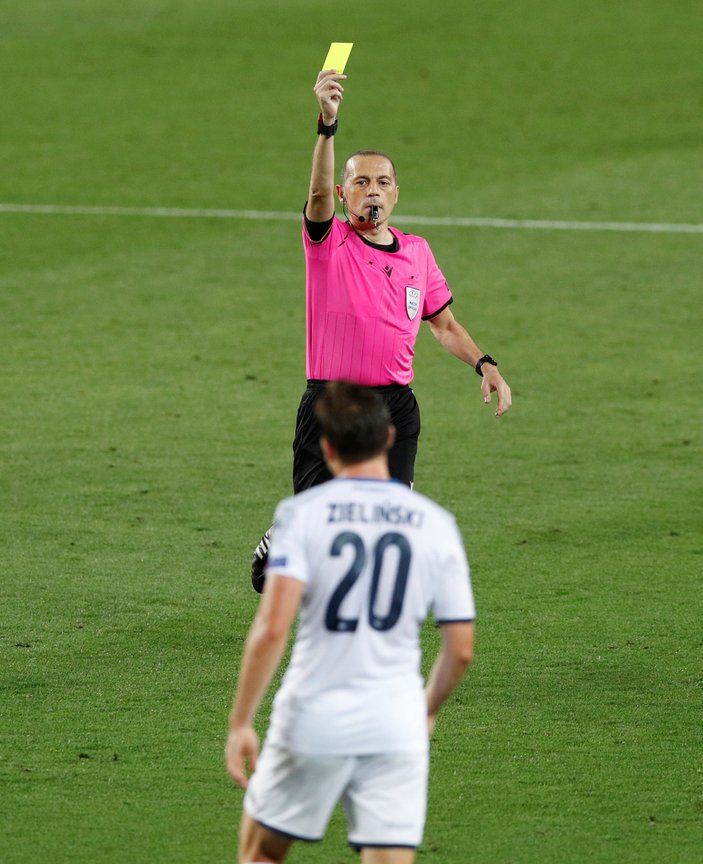 Cüneyt Çakır, Barcelona-Napoli maçında 2 penaltı verdi