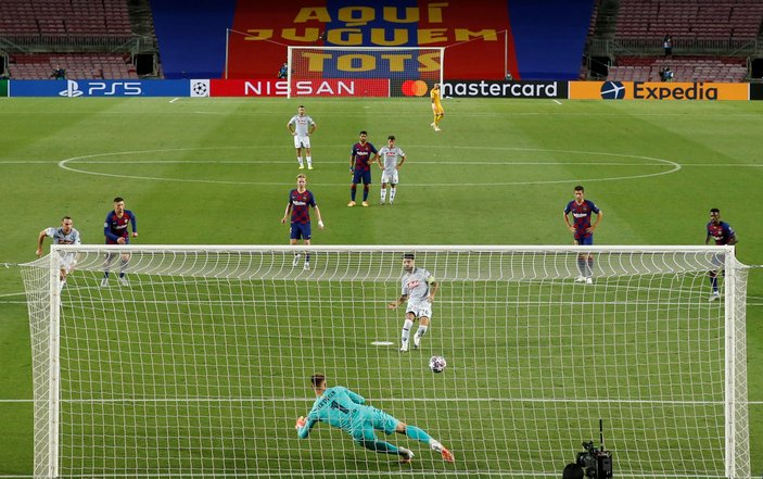 Cüneyt Çakır, Barcelona-Napoli maçında 2 penaltı verdi