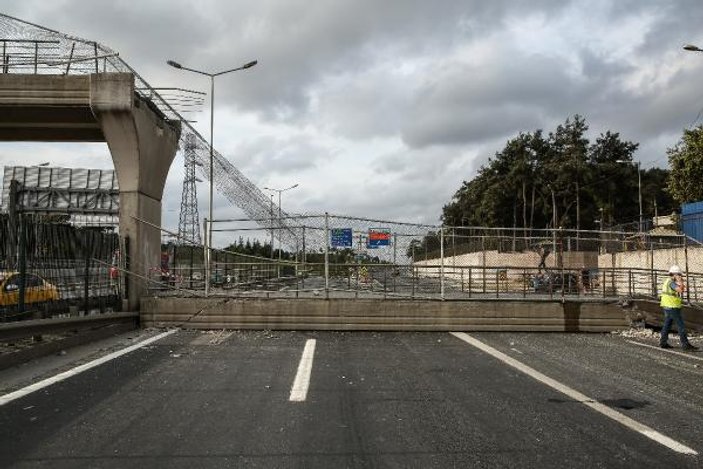 Üst geçidin altında kalmaktan son anda kurtulan yolcu