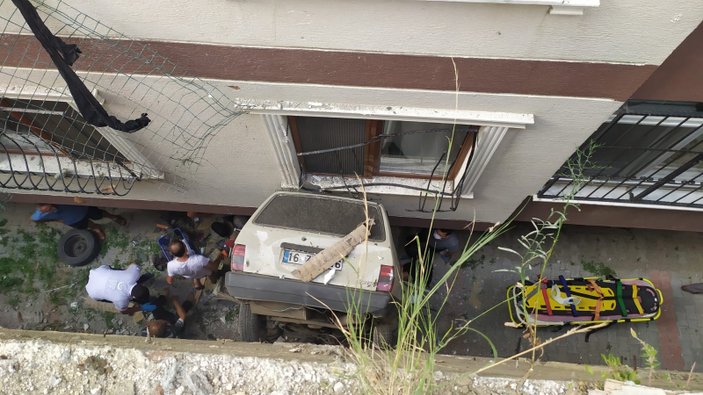 Bursa'da araç, bina ile istinat duvarı arasında sıkıştı
