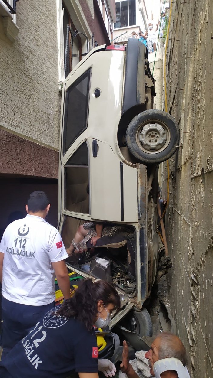 Bursa'da araç, bina ile istinat duvarı arasında sıkıştı