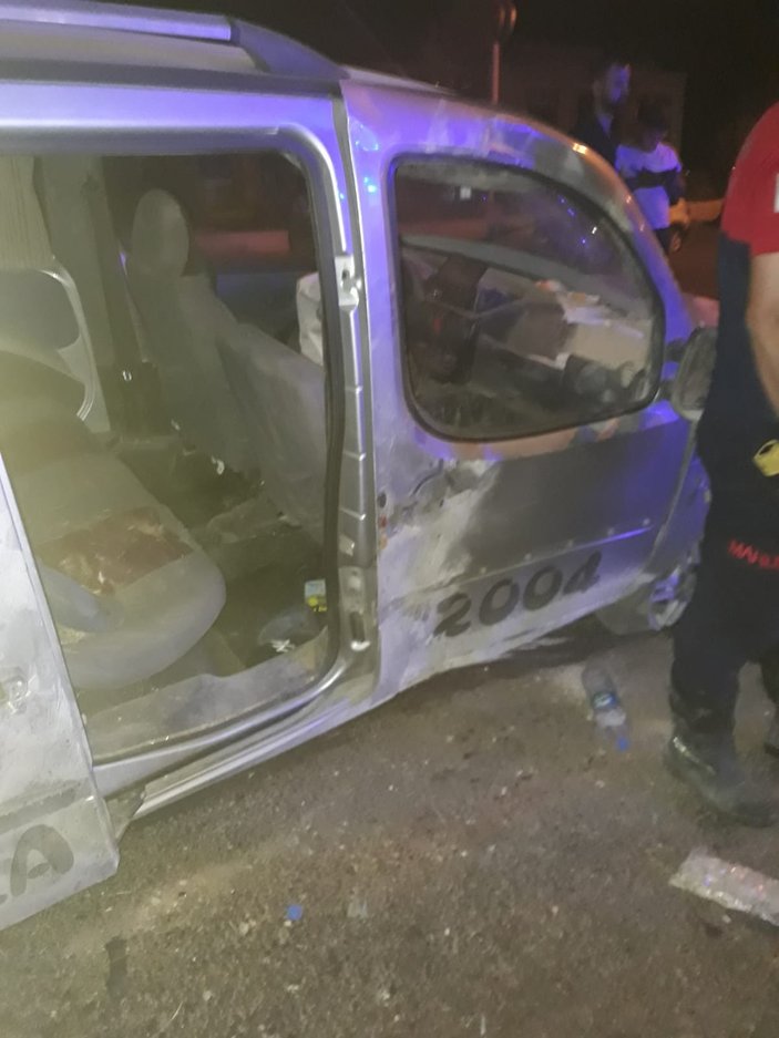 Mardin'de yola çıkan köpek, kazaya neden oldu: 2 yaralı