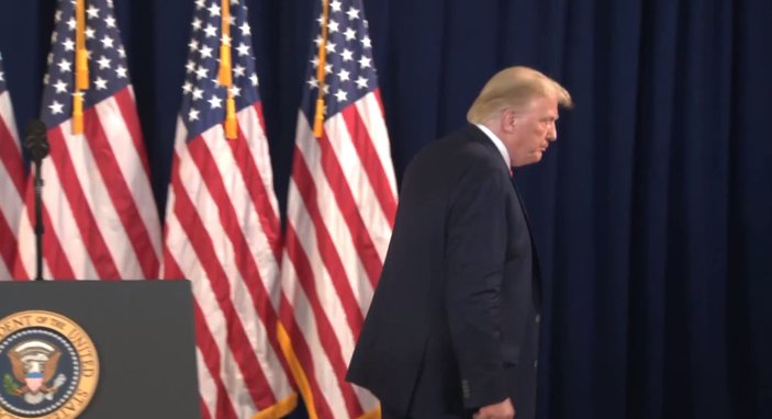 Trump, gazetecinin sorusuna sinirlenerek salonu terk etti