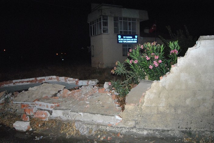 İzmir'de yağış ve rüzgar nedeniyle duvar yıkıldı