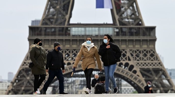 Paris'te artık açık alanlarda da maske takmak zorunlu