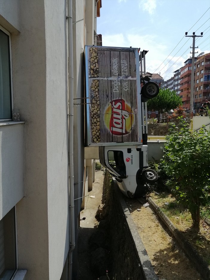 Zonguldak'ta kamyonet apartman boşluğuna düştü