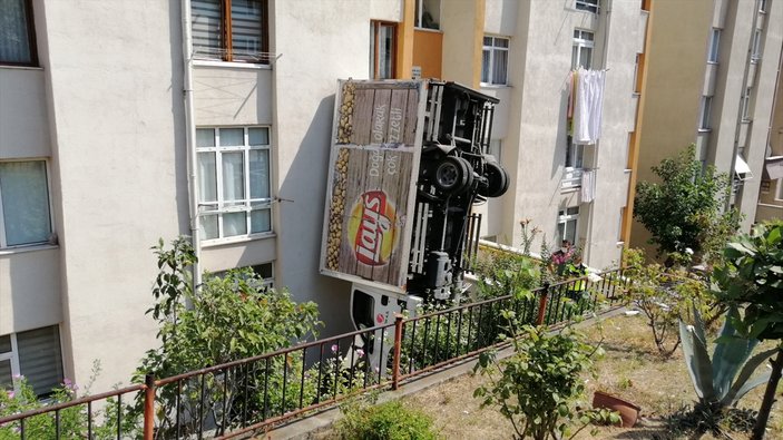 Zonguldak'ta kamyonet apartman boşluğuna düştü