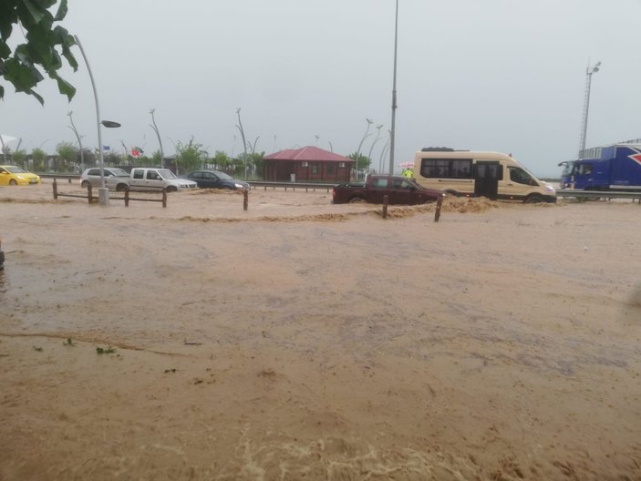 Rize'de şiddetli yağış yolları göle çevirdi