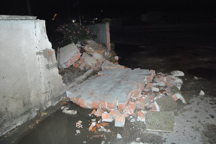 İzmir'de yağış ve rüzgar nedeniyle duvar yıkıldı