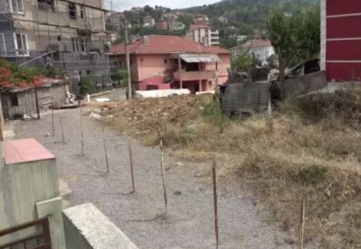 Zonguldak'ta yolu ‘tapulu arazim’ diyerek kapattı
