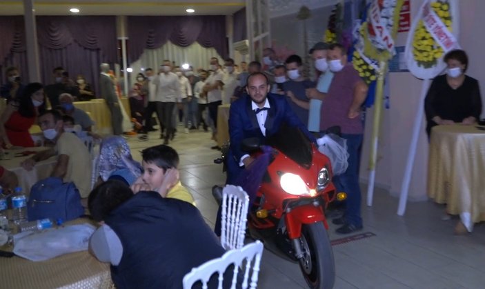 Edirneli damat düğün salonuna motosikletle girdi