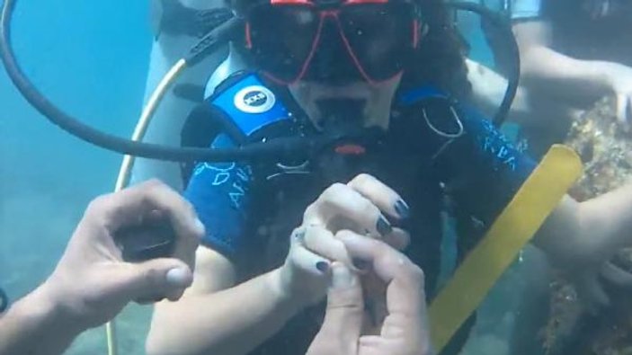 Antalya'da polis memurundan su altında evlenme teklifi