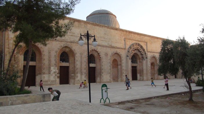 Mardin Ulu Cami'nin bahçesi çöplüğe döndü