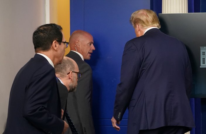 Donald Trump basın toplantısından çıkarıldı