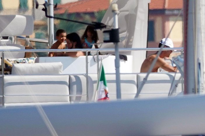 Ronaldo, 7 milyon dolarlık yatında tatil yapıyor