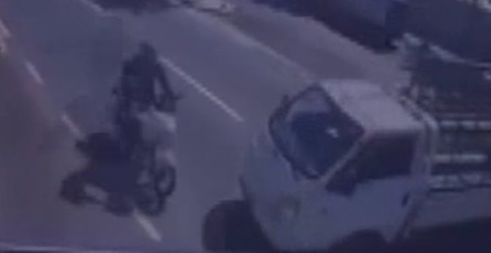 Sancaktepe’de motosiklet ile kamyonetin çarpışma anı