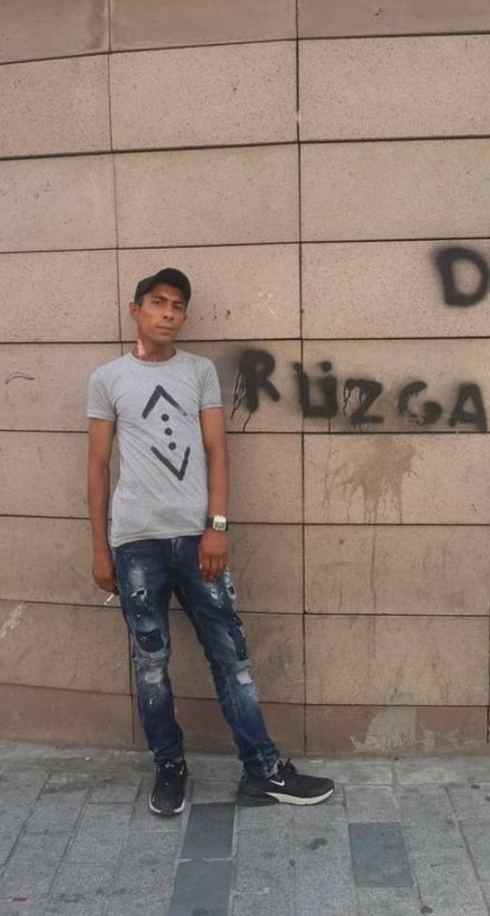 Taksim’de, ağabey kardeşini tinerle yaktı