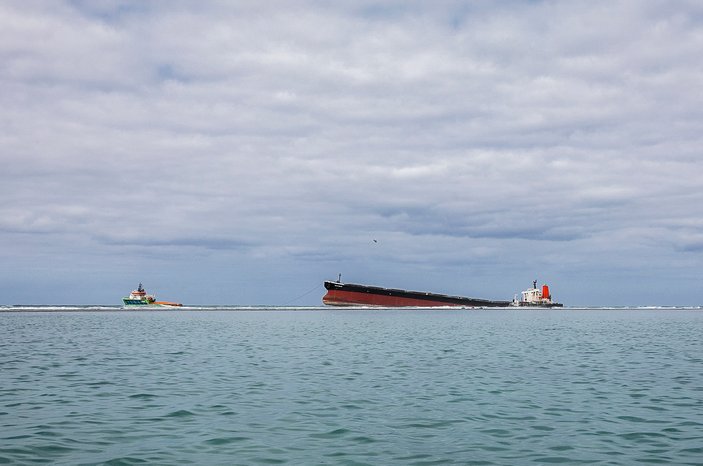 Mauritius'ta halk sızan petrol için seferber oldu