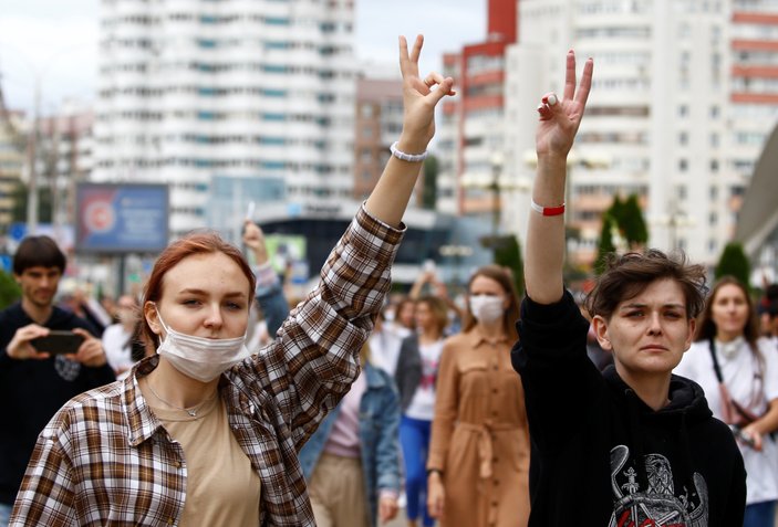 Belarus'ta kadınlardan, kolluk kuvvetlerine tepki