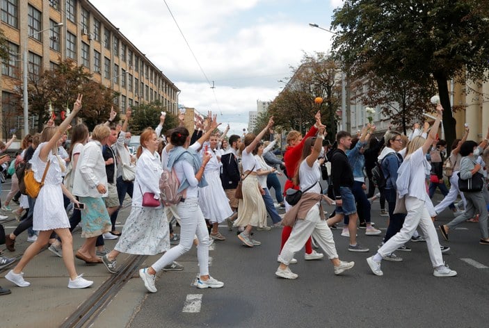 Belarus'ta kadınlardan, kolluk kuvvetlerine tepki