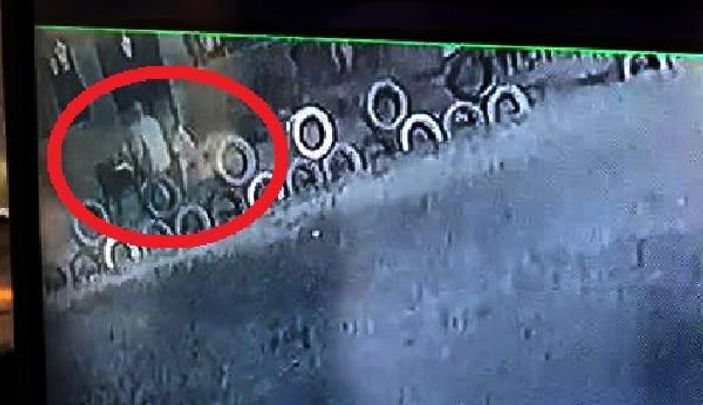 d Avcılar'da kafedeki 8 koltuğu çalan şüpheliler