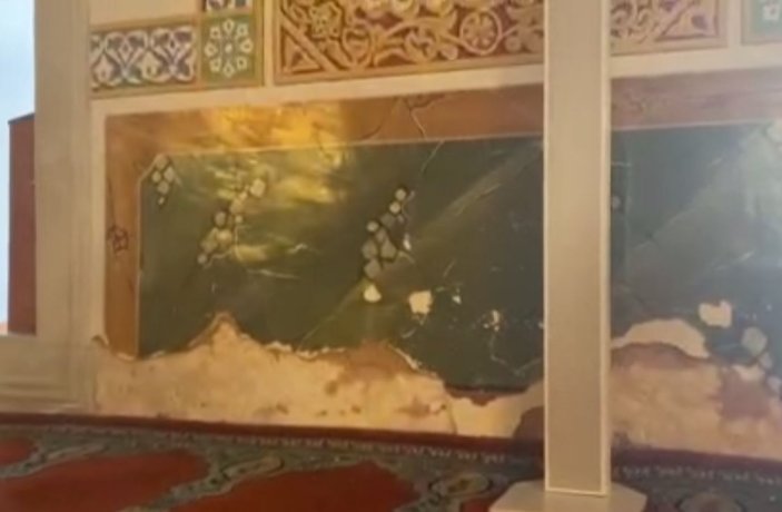 Sinan Paşa Camii'nin duvarları rutubetten dökülüyor