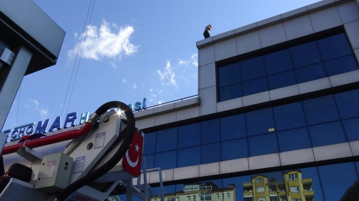 Zonguldak'ta istediği ilaç verilmeyen hasta çatıya çıktı