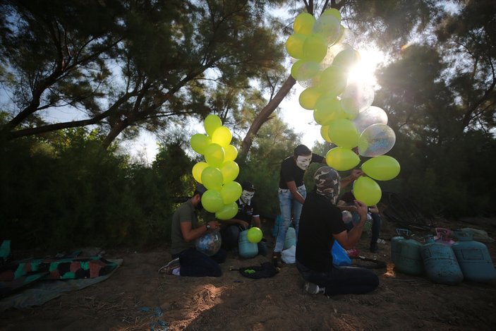 Gazze'den İsrail tarafına yanan balonlar gönderildi