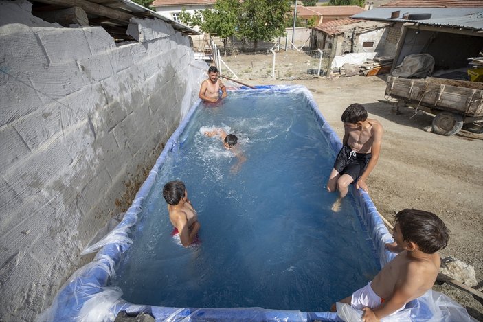 Ankara'da traktör römorkunu çocukları için havuza çevirdi