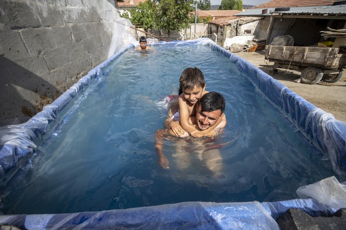 Ankara'da traktör römorkunu çocukları için havuza çevirdi