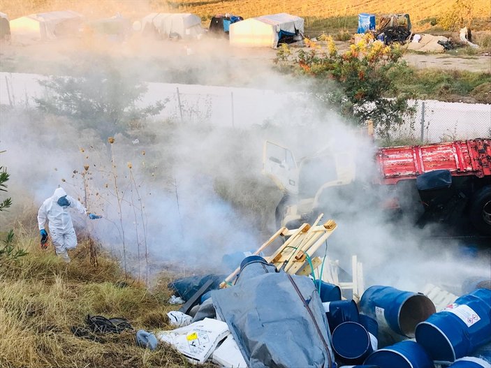 İzmir'de trafik kazası sonrası yola kimyasallar döküldü