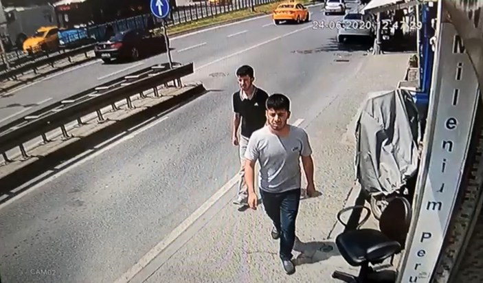 Taksim’de kulağındaki telefonu kaptırdı