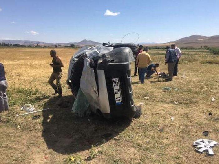 Erzincan'da minibüs tarlaya uçtu: 1 ölü, 4 yaralı