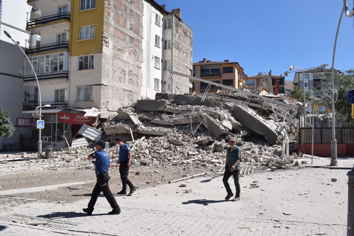 Malatya'da depremde hasar alan binanın çökme anı