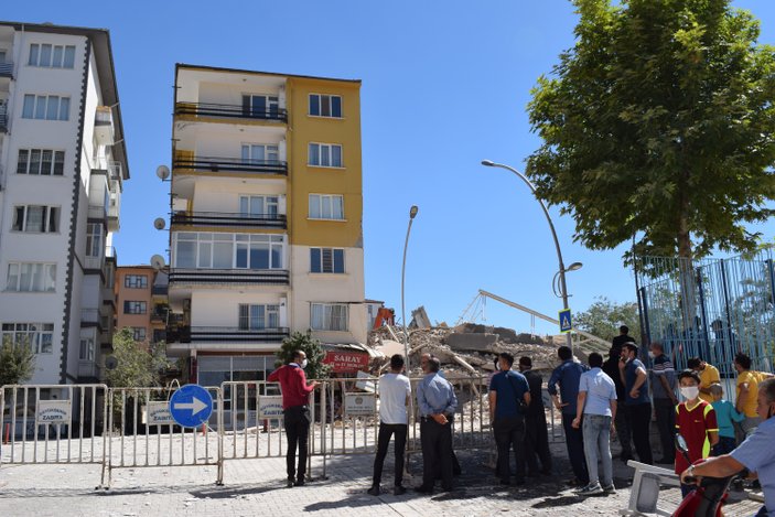 Malatya'da depremde hasar alan binanın çökme anı