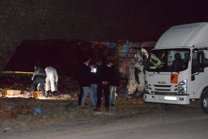 Erzurum'da patlayıcı yüklü kamyon takla attı: 2 ölü