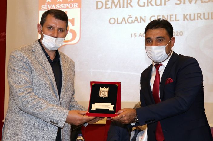 a Mecnun Otyakmaz yeniden Sivasspor Başkanı seçildi