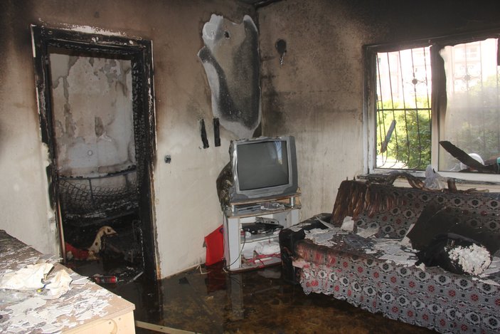 Adana'da madde bağımlısı şahıs kendi evini yaktı