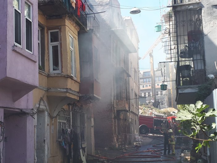 Beyoğlu'nda metruk bina yandı