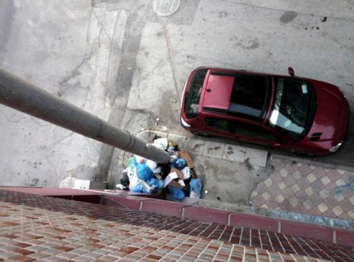 Eskişehir'de apartman sakini çöp nöbeti tutuyor