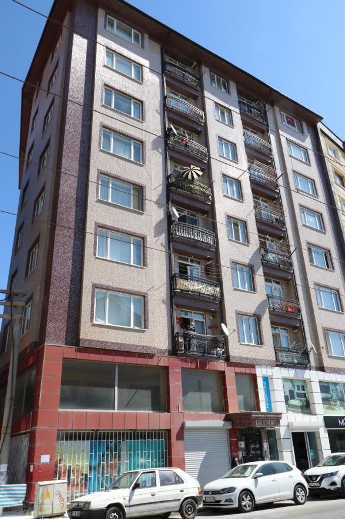 Eskişehir'de apartman sakini çöp nöbeti tutuyor