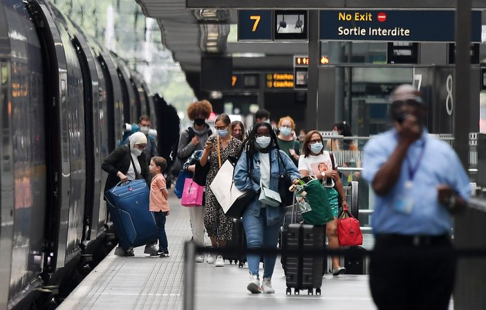 Fransa'da 160 bin İngiliz turist ülkeden ayrıldı