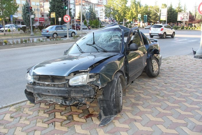 Kastamonu'da direğe çarpan otomobil ortadan yamuldu