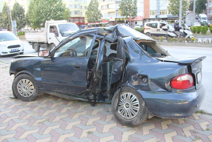 Kastamonu'da direğe çarpan otomobil ortadan yamuldu