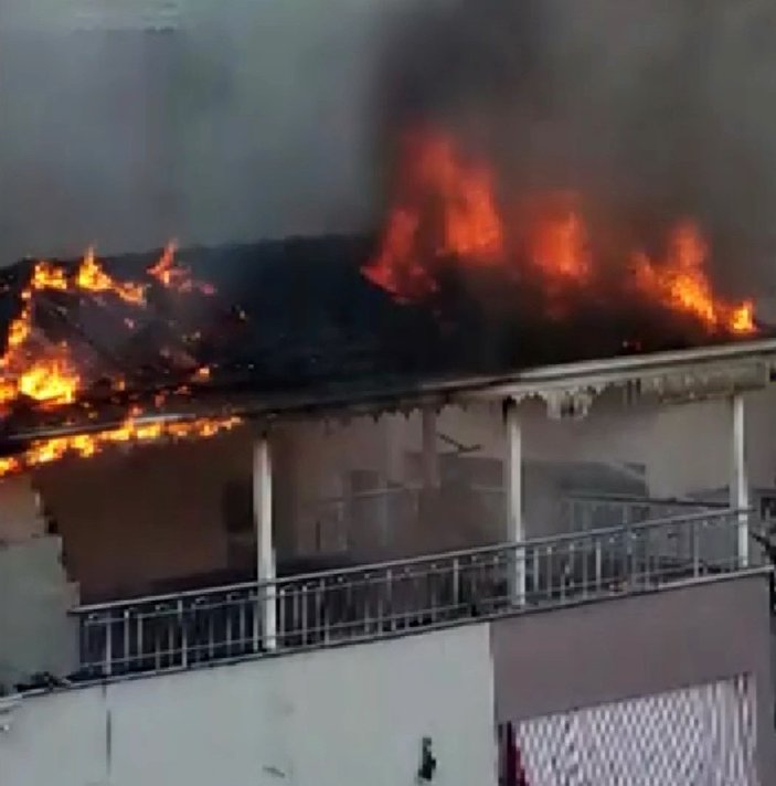 Adıyaman'da terasta yapılan yemek ateşi, çatıyı yaktı